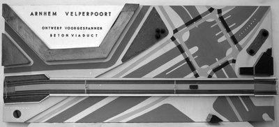 849763 Afbeelding van een maquette voor een spoorviaduct van voorgespannen beton over de Velperweg te Arnhem, nabij het ...